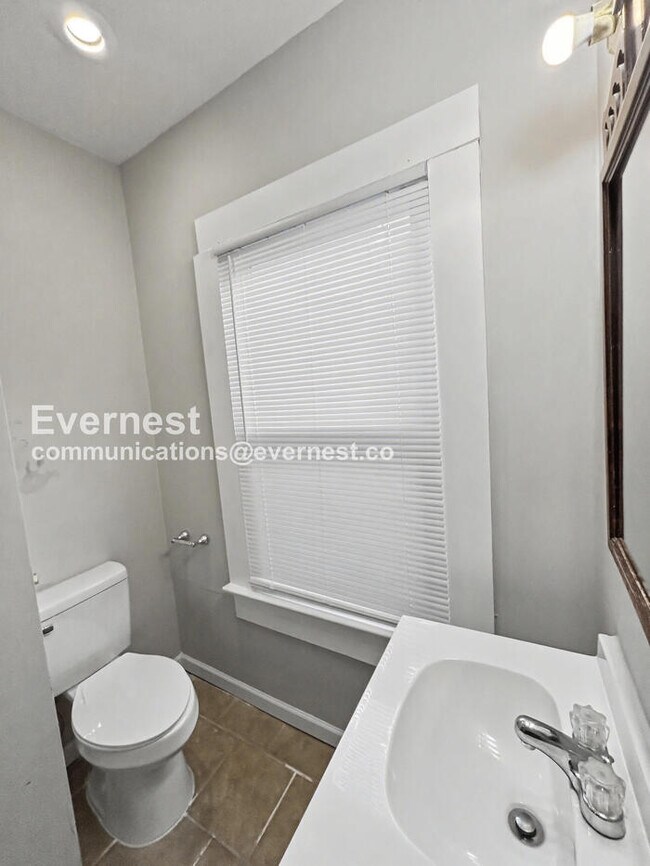 Building Photo - 1304 Oakwood Ave