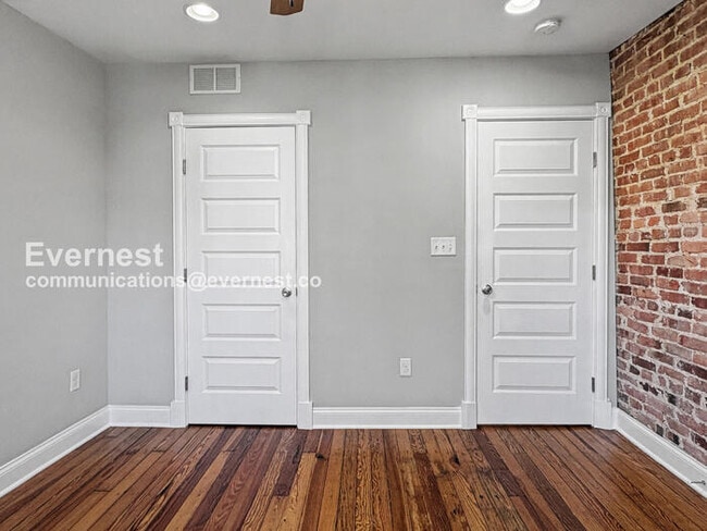 Building Photo - 4 Bed/3 Bath Townhome with In-Unit Laundry / Available Now!