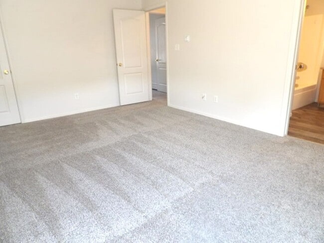 Building Photo - 4 bed/2.5 bath Single Family Home