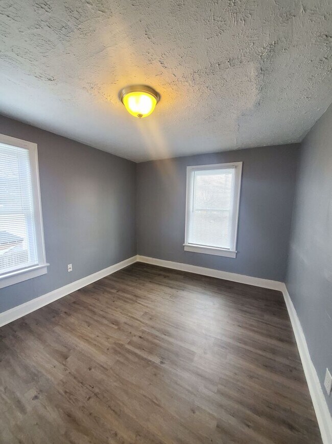 Building Photo - 36-40 S OAKLEY AVE