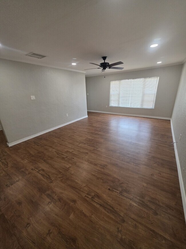 Building Photo - 3 bed 1 bath remodeled home, move in ready!