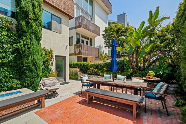 Building Photo - Privateer Duplex