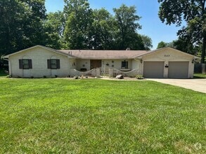 Building Photo - 2500 sq. ft. 4 Bedroom Ranch Home w/Large ...
