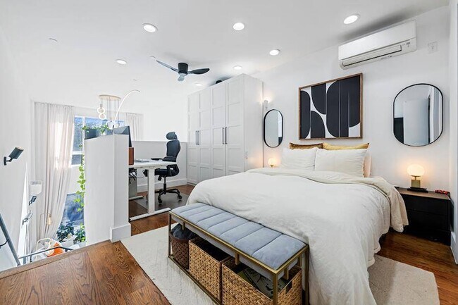 Building Photo - 299 Van Buren St