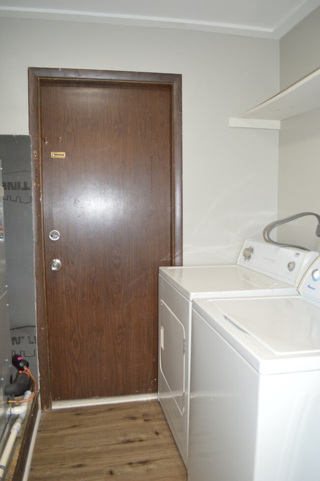 Building Photo - 255 E Court of Shorewood