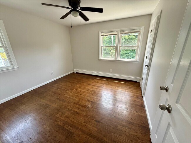 Building Photo - 709 Hall St