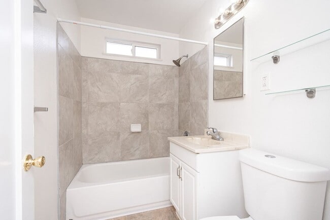 Building Photo - 700-702 Poplar Avenue