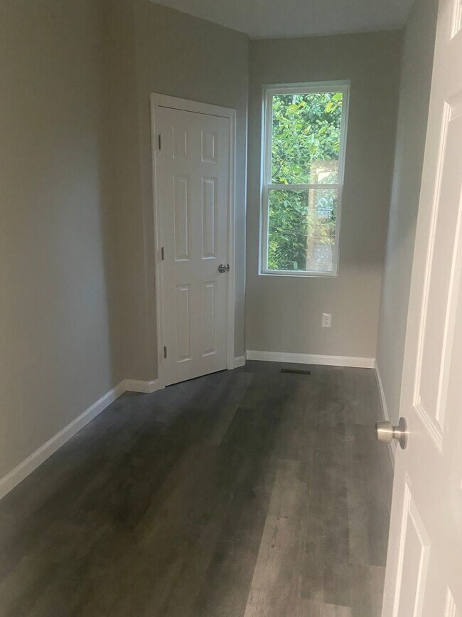 Building Photo - Remodeled Front Porch Row - Germantown