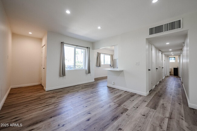 Building Photo - 4635 N 11th Pl