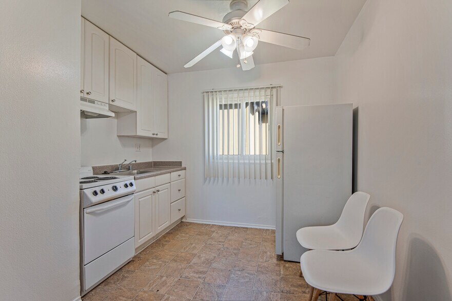 Building Photo - 5837B W 88th St