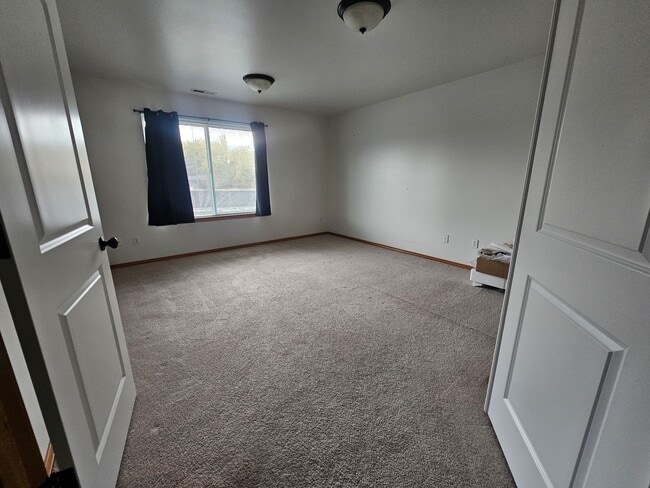 Building Photo - Beautiful Rental with Oversized Yard & Ope...