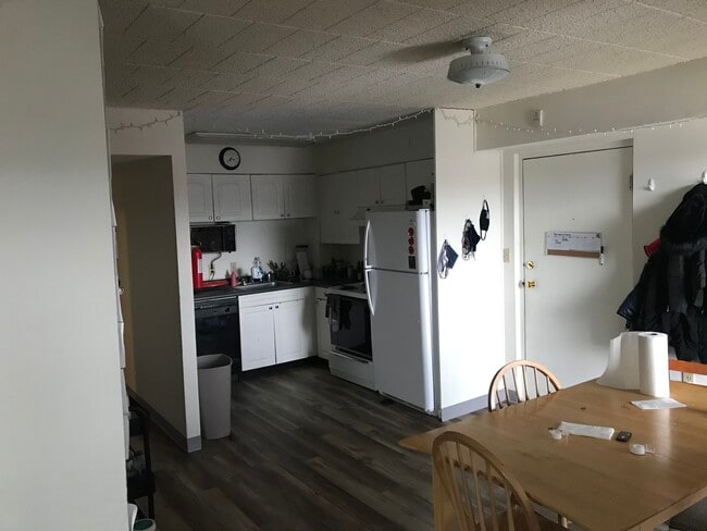 Kitchen - 456 E Beaver Ave