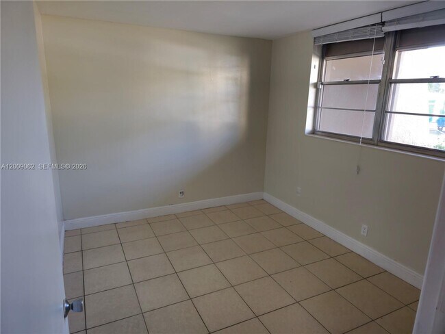 Building Photo - 9460 Tangerine Pl