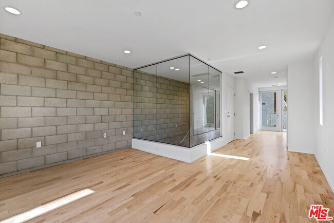Building Photo - 3450 Cahuenga Blvd W