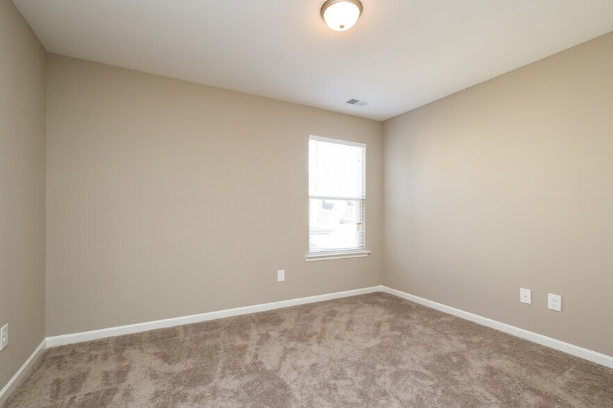 Building Photo - 646 Fieldcrest Dr