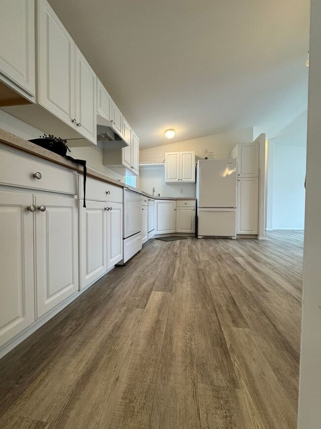 Building Photo - COMING SOON! NOW TAKING APPLICATIONS! An Outdoor Entertainer's Dream on the Majestic Oregon Coast!