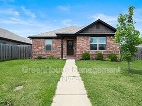 Building Photo - 702 SW Willowpoint Rd