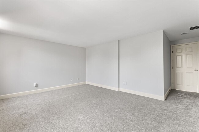 Building Photo - 403 Marlborough St