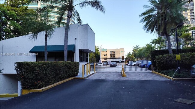 Building Photo - 2201 Brickell Ave