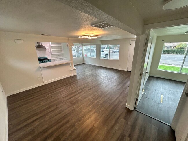 Building Photo - 1525 W Orangeburg Ave