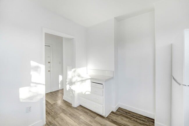 Building Photo - Bright and Spacious Upper-Floor Studio Apartment with Parking