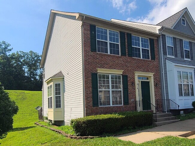 Building Photo - 210 Hillside Ct