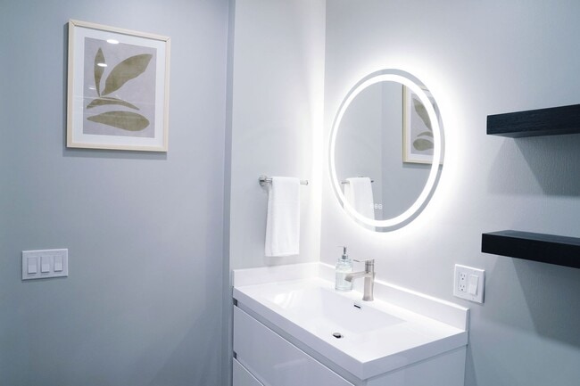 Building Photo - Modern, new construction in Williamstown!