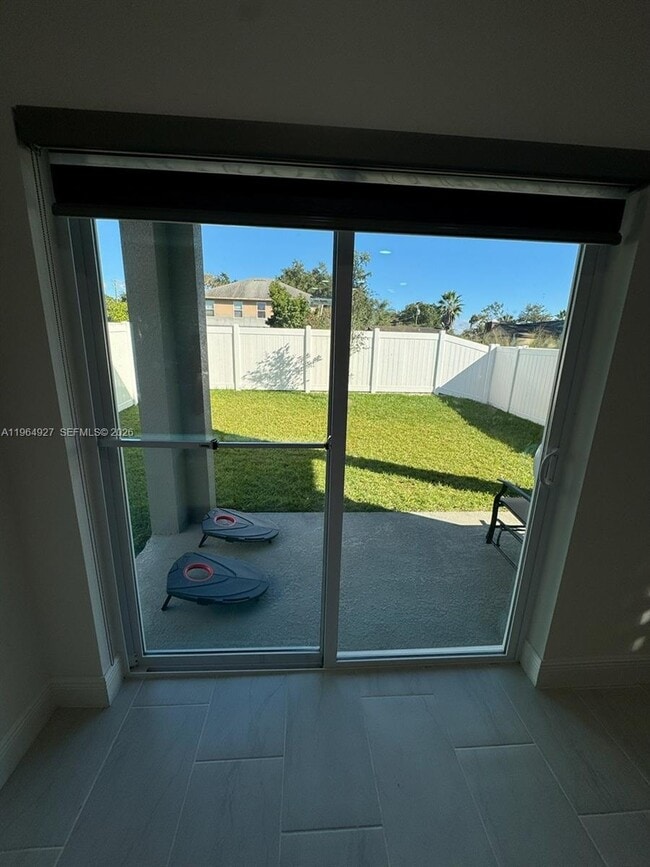 Building Photo - 649 N Lincoln St