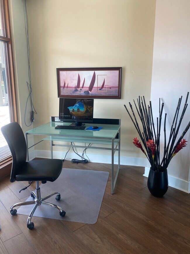 Computer in social room for all to use - 470 3rd St S