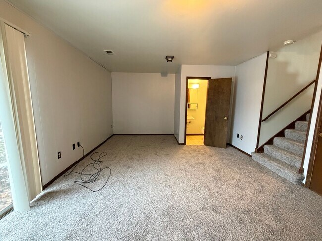 Building Photo - Large multi level duplex!