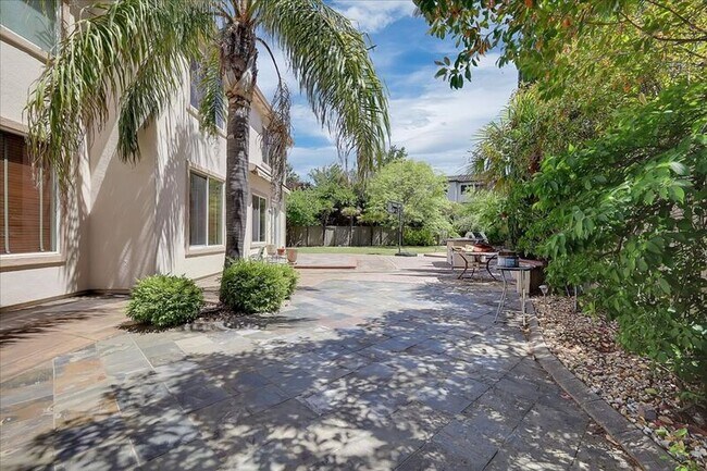 Building Photo - 208 Otter Glen Ct