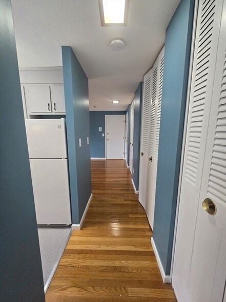 Building Photo - 180 Nesmith St