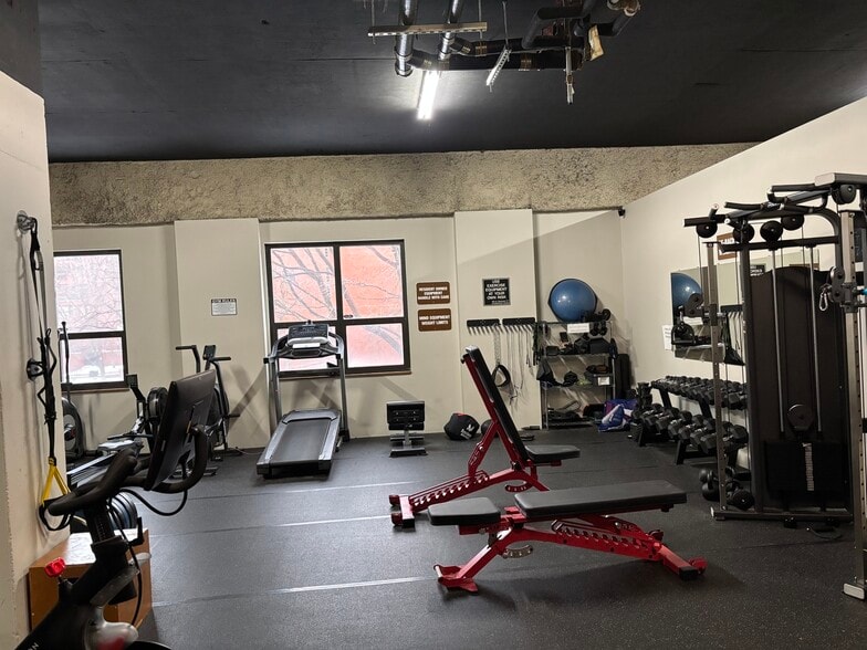 Building Photo - 901 S Plymouth Ct