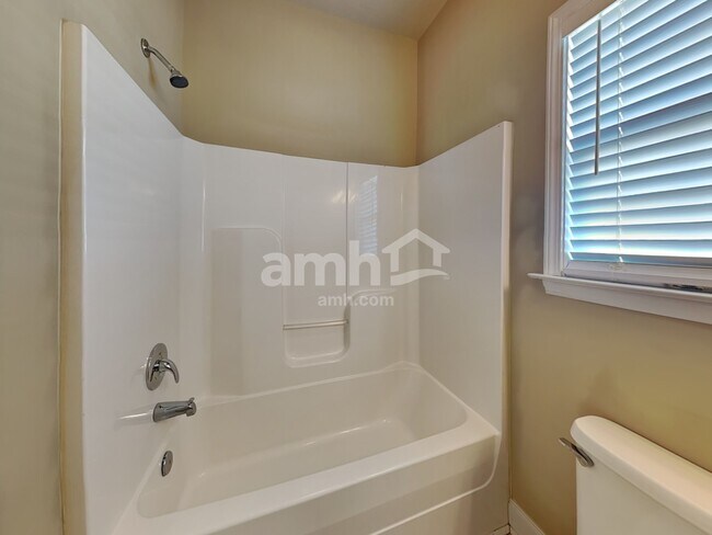 Building Photo - 220 Ash Dr