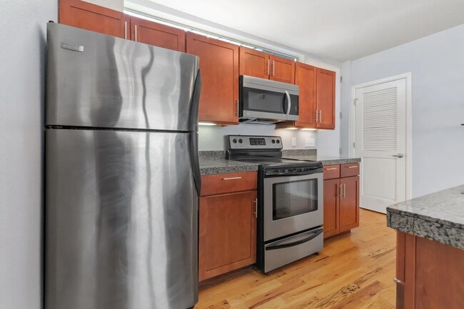 Building Photo - Lovely condo in the heart of Mayfair!