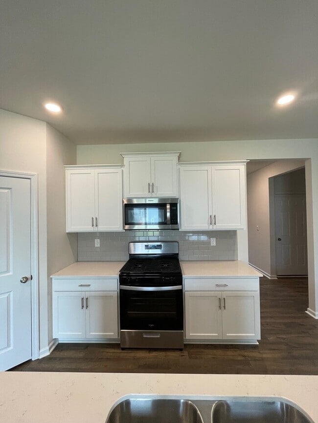 Building Photo - Spacious & Modern Ranch-Style Living