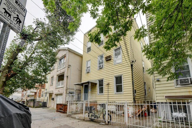 Building Photo - 37 Logan Ave