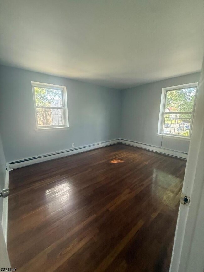 Building Photo - 711 Plainfield Ave
