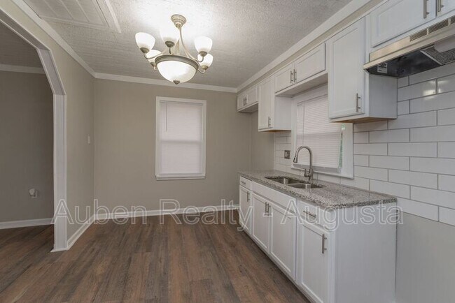 Building Photo - 1973 Battle Row