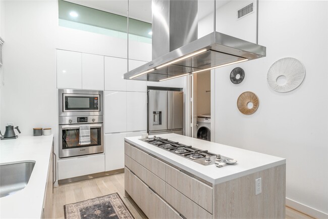 Building Photo - 1141 W 18th St