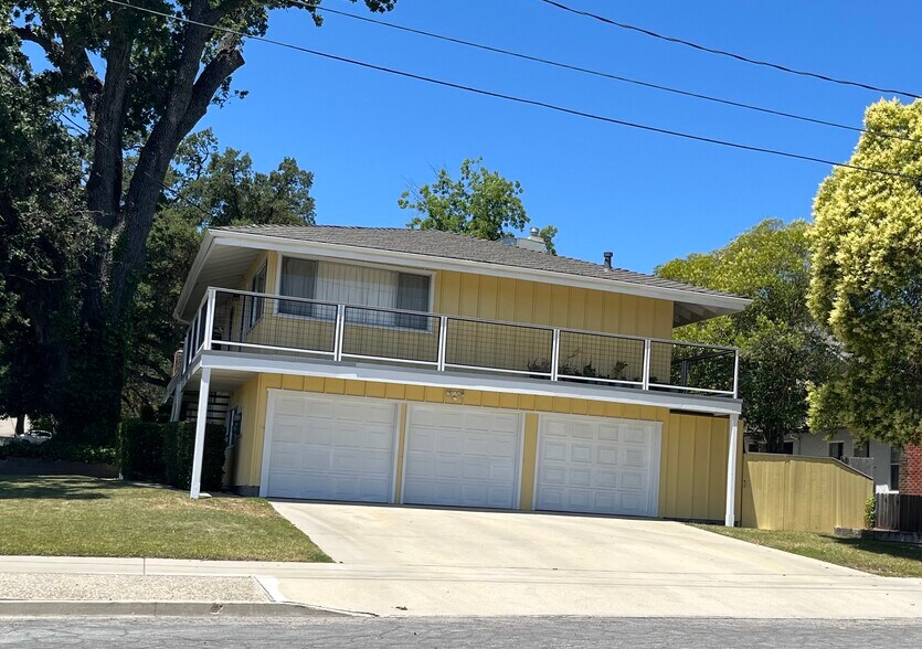 Middle Garage Door. 2 Openers - 513 28th St
