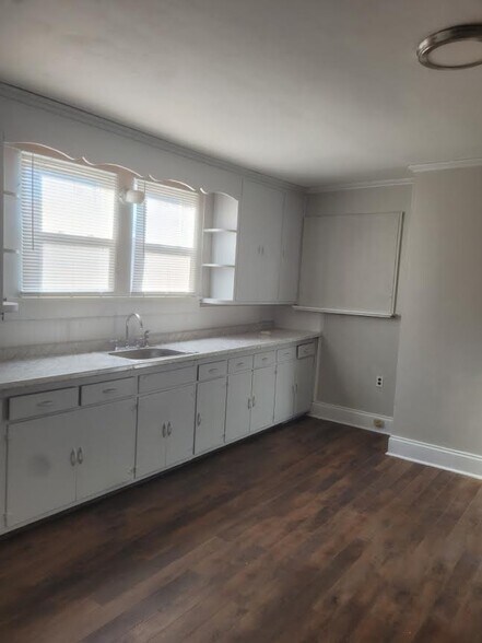 Building Photo - 901 S Jackson St