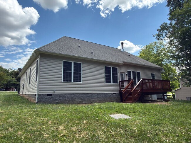 Building Photo - Beautiful Three Bedroom, Two and a half Bath home available in River Wood of Fairlawn