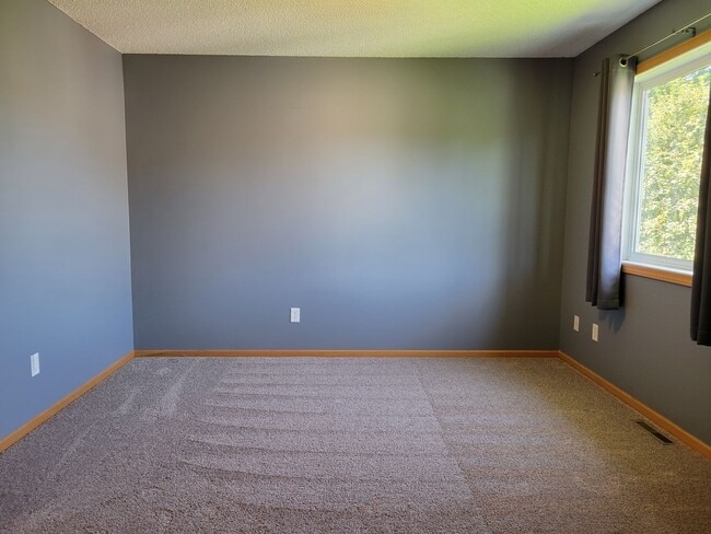 Building Photo - Spacious End Unit Townhouse