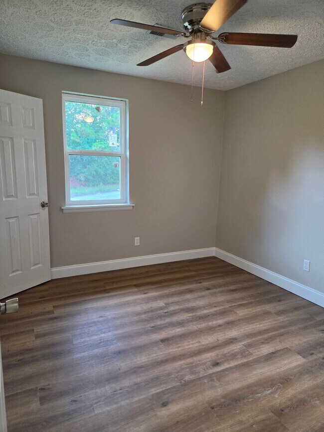 Building Photo - Fully Renovate Property Available for rent NOW!