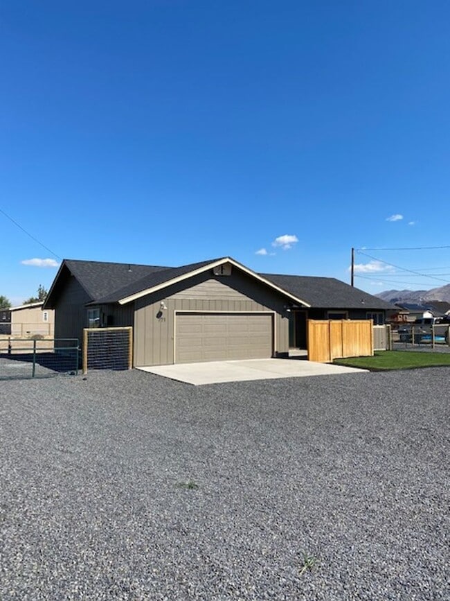Building Photo - charming home in Terrebonne - Tons of room...