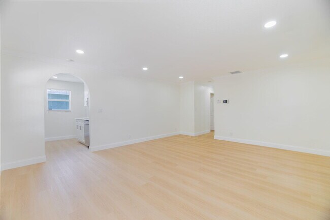 Building Photo - 2831 N Seacrest Blvd