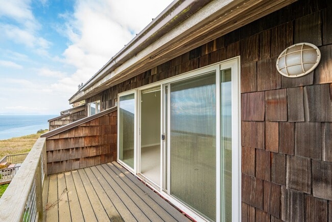 Building Photo - 3 Bedroom Condo on West Beach Bluffs **$500 of the first months rent**