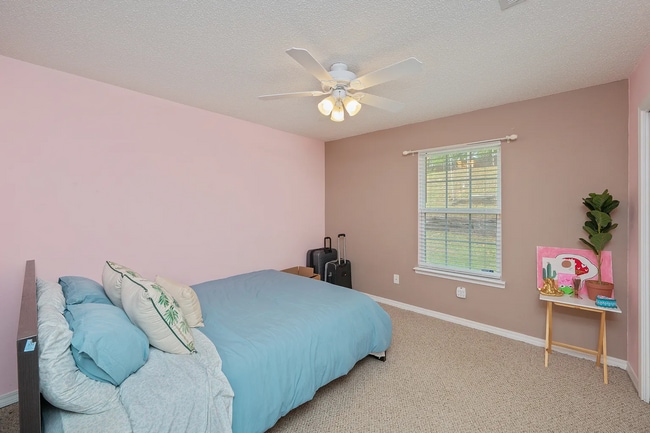 Building Photo - 4 Bedroom 2 bathroom