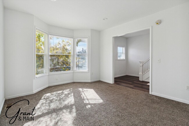 Building Photo - $1,450 - 3 Bed / 1 Bath Newly Renovated Ho...